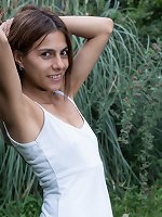 Alice Mad strips naked on her outdoor lawn